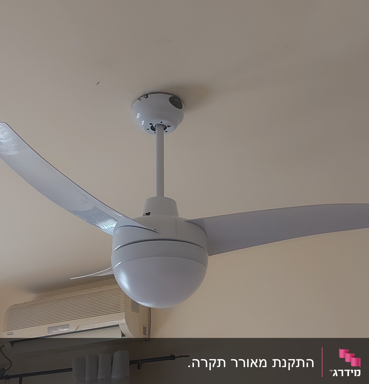 מאוורר תקרה לבן מותקן על תקרה